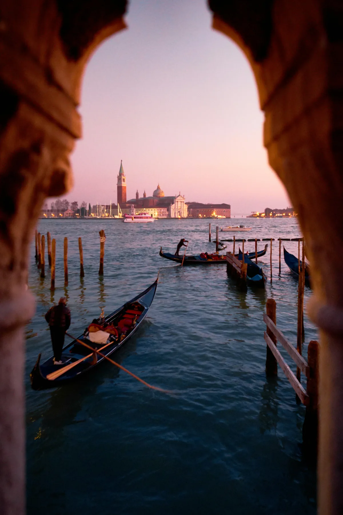 City and travel context for the modern escort market